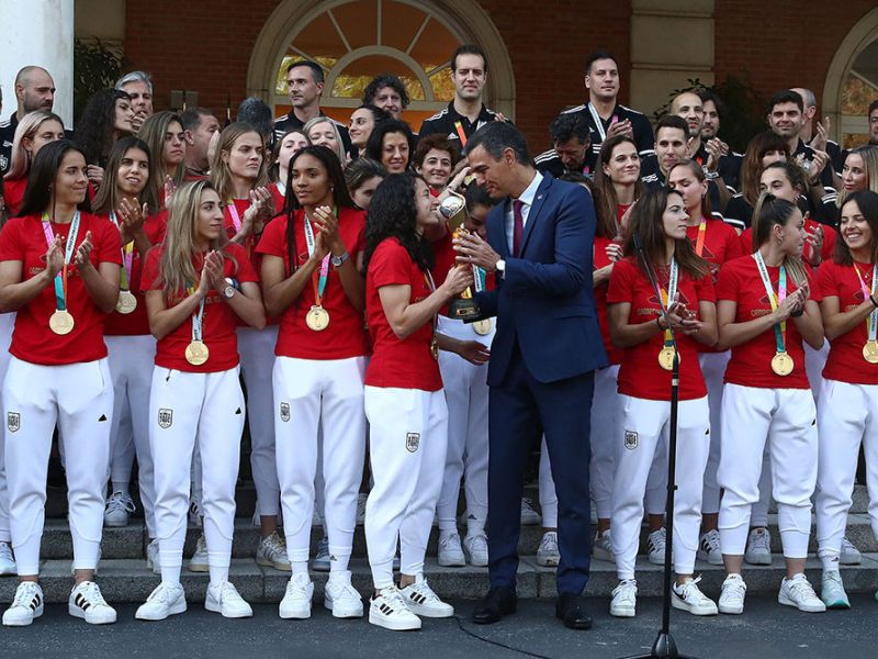 Pedro Sánchez anuncia la concesión de la medalla al Mérito Deportivo a la selección femenina de fútbol, campeona del Mundial