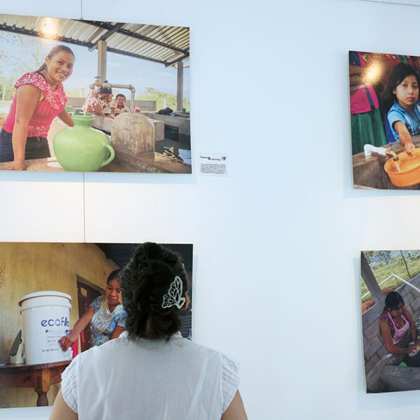 La Diputación acoge una exposición sobre cooperación internacional y reconoce a tres cooperantes malagueños