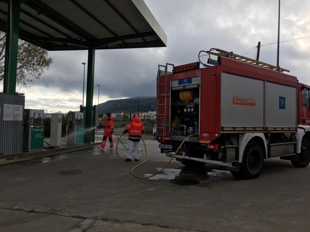 Los bomberos de la Diputación continúan con la desinfección de residencias, centros de salud y hospitales de la provincia
