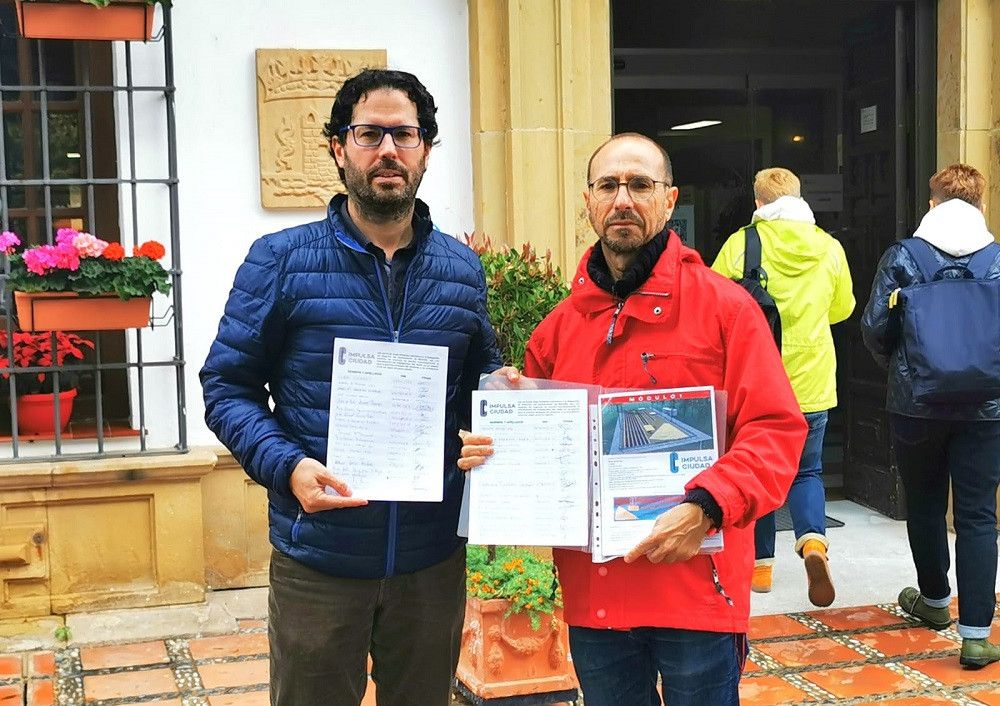 Impulsa Ciudad presenta en el Ayuntamiento 800 firmas para crear una pista de atletismo en el polideportivo Río Huelo