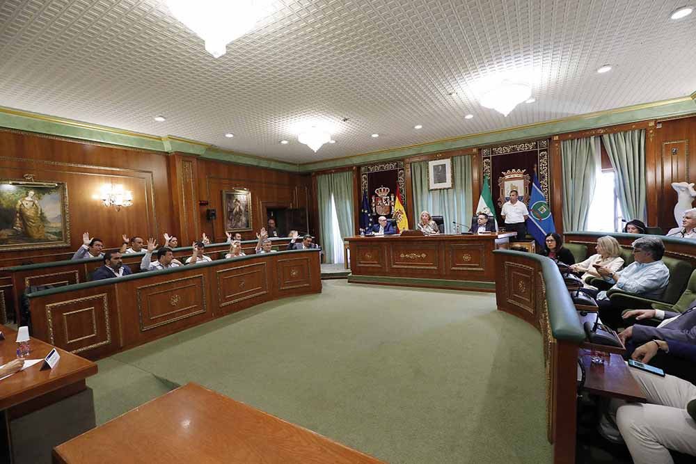 El Pleno aprueba la cesión de una docena de espacios públicos para la celebración de actos electorales y la disposición de 2.100 banderolas para los comicios nacionales del 23 de julio