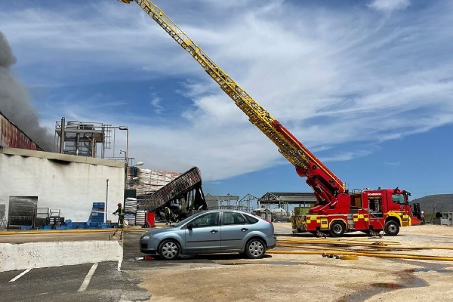 Bomberos del CPB trabajan en la extinción de un incendio en tres naves industriales de Humilladero
