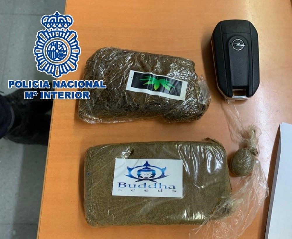 Detenidos en Marbella los ocupantes de un vehículo que llevaban dos pastillas de hachís en el hueco de repostaje