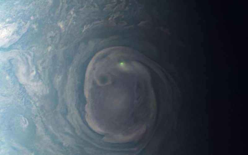 La sonda espacial Juno captura un rayo en Júpiter