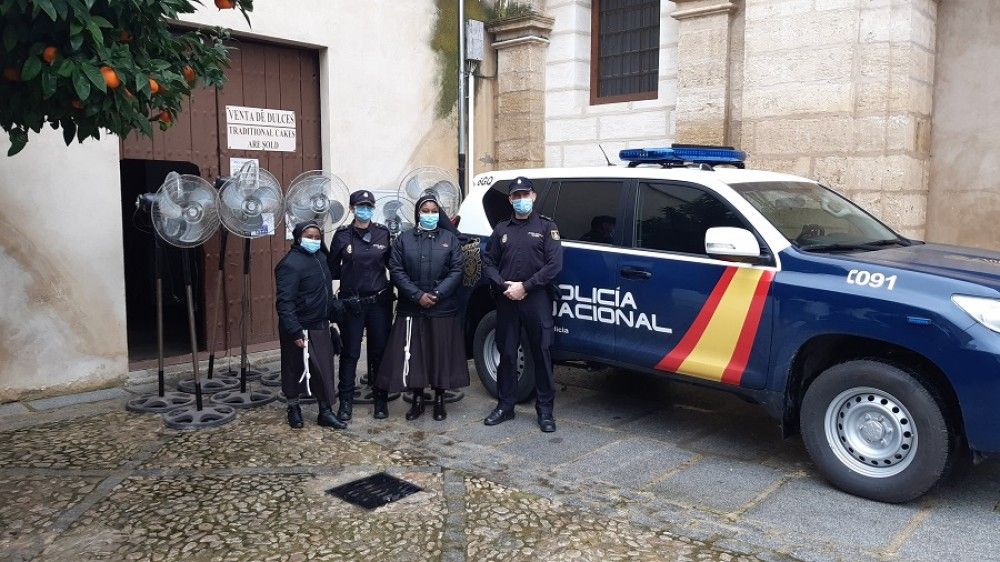 La Policía Nacional entrega efectos incautados en cultivos de marihuana a asociaciones de Antequera
