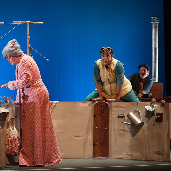 El Teatro Cánovas recibe la comedia familiar El lenguaje de las azoteas’, de Barataria