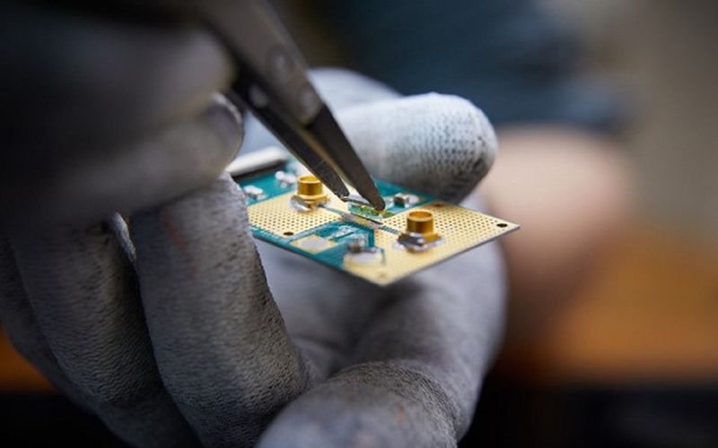Nuevo avance en computación cuántica: logran un cúbit semiconductor en un circuito superconductor