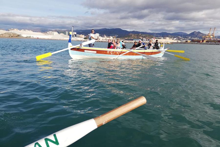 Más de 200 personas disfrutan de la Senda Azul y de la experiencia de remar en jábegas en el litoral malagueño