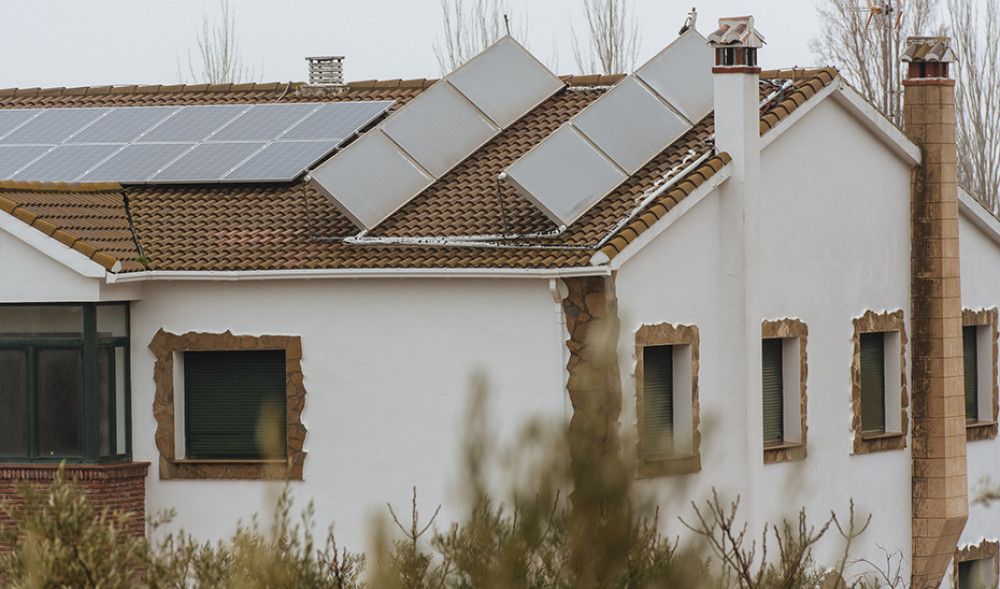 Casi 11.000 empresas y hogares andaluces han instalado ya paneles fotovoltaicos para generar su propia energía