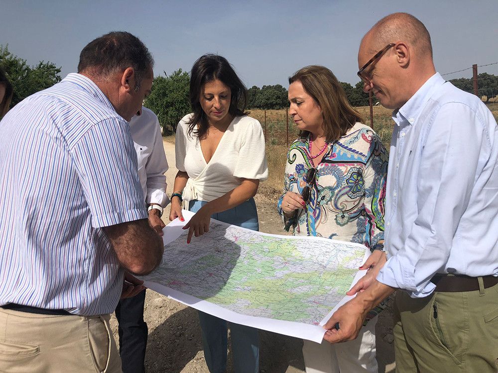 La viceconsejera de Desarrollo Sostenible y la alcaldesa de Ronda supervisan las obras que se acometen en una vía pecuaria