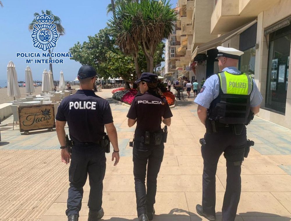 Agentes de la Policía Nacional y de las Policías de Francia y Alemania patrullan juntos en Estepona (Málaga) para reforzar la seguridad de los turistas