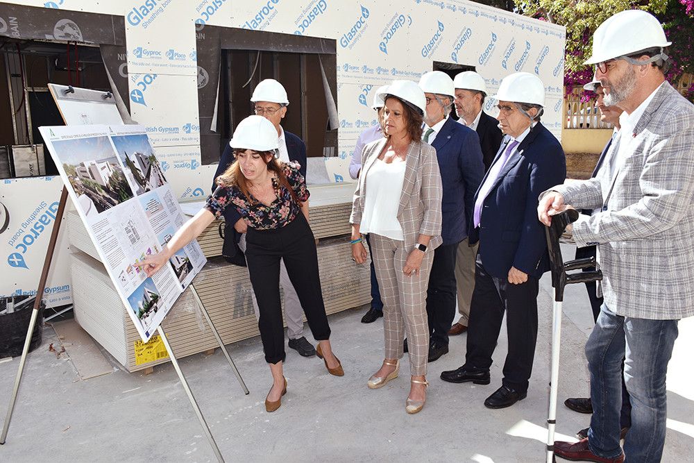 La consejera de Salud Catalina García visita las obras de la ubicación provisional del centro de salud El Palo
