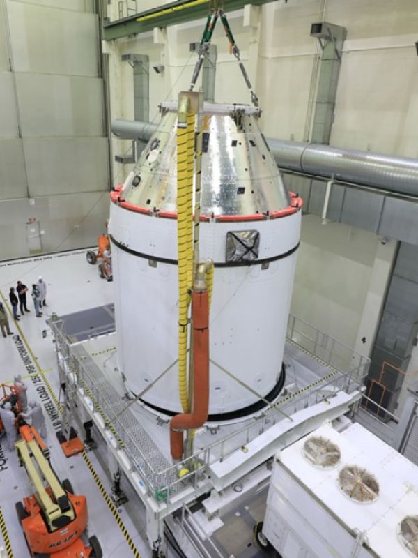 La nave espacial Orión se prepara para la carga de combustible de cara a su viaje a la Luna