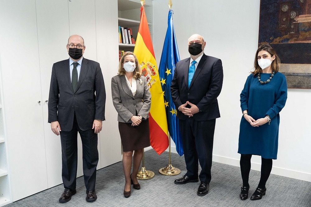 La iniciativa de un jubilado obliga a la vicepresidenta primera a darle un "tirón de orejas" a los bancos