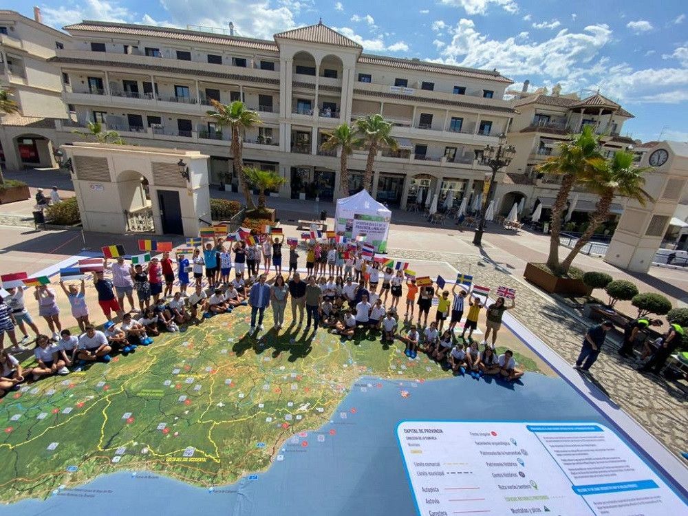 Nerja acoge el mapa gigante con los atractivos de los 103 municipios de la provincia