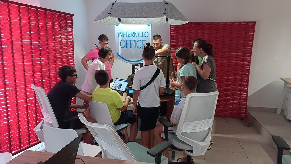 La Diputación acerca la impresión 3D a la juventud de Benarrabá para mostrar las oportunidades de emprendimiento y reducir la brecha digital