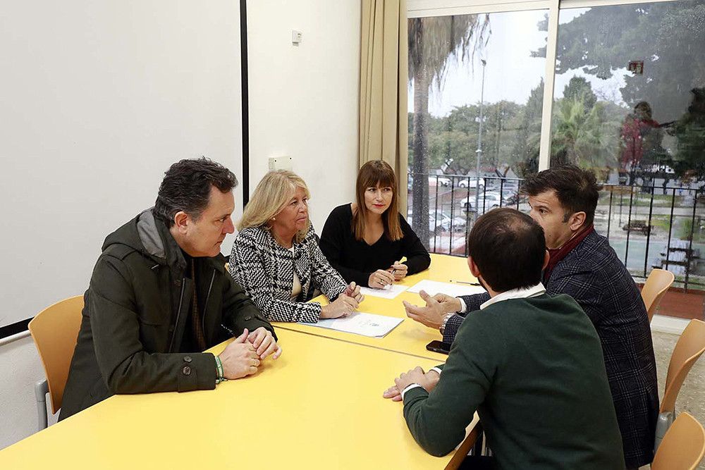 El Ayuntamiento y la Junta comienzan los trabajos para acometer los estudios geotécnicos y de viabilidad de cara a la creación del aparcamiento de entre 800 y 1.000 plazas en el Albergue África