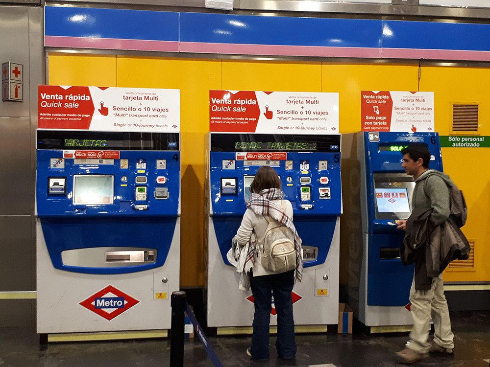El Tribunal Supremo anula la condena por falsificación de moneda a un hombre que estafó 5.000 euros a las máquinas expendedoras del Metro de Madrid