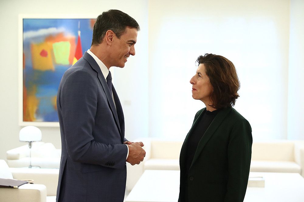 La regulación de la inteligencia artificial centra la reunión entre Pedro Sánchez y la secretaria de Comercio de Estados Unidos