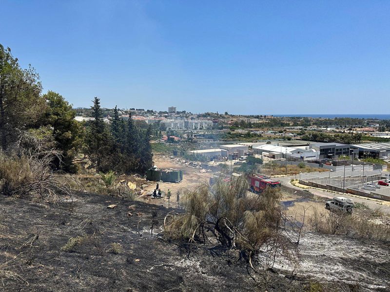 Los Bomberos de Marbella extinguen un incendio junto al polígono industrial de San Pedro Alcántara evitando que afectara a las viviendas del entorno