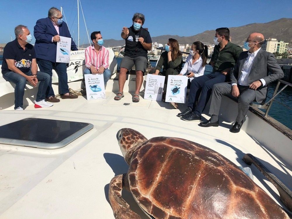 La consejera de Agricultura presenta la campaña Stop bolsas de plástico’ en el Día Mundial de los Océanos