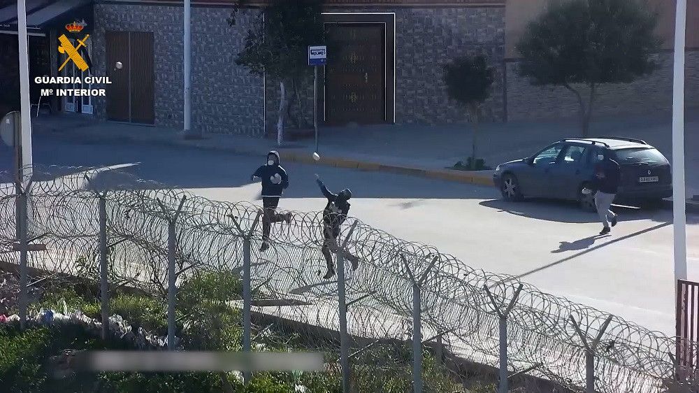 Seis detenidos por lanzar paquetes de droga por encima del vallado de Melilla