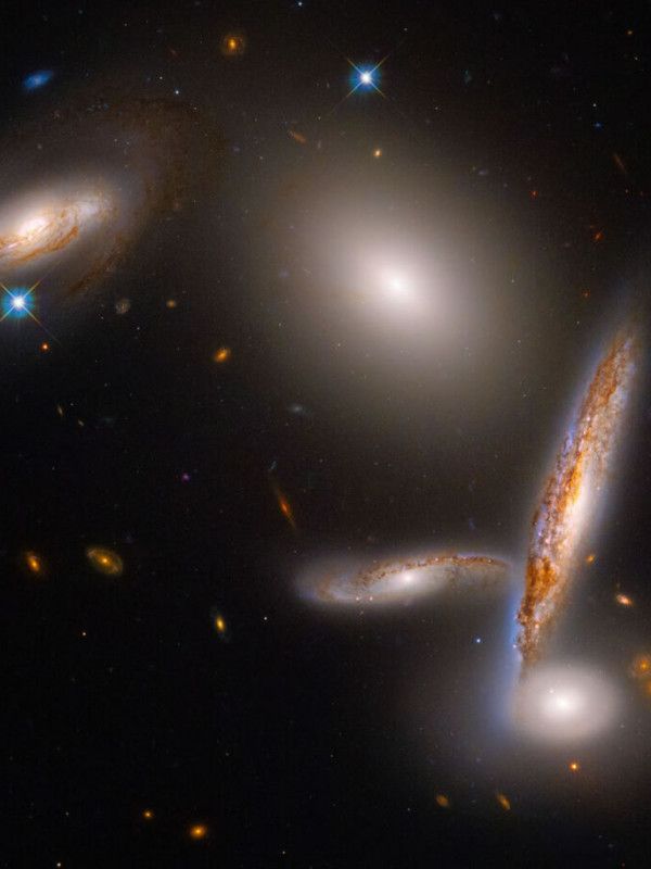El Hubble celebra su 32º cumpleaños con una colección inusual de cinco galaxias
