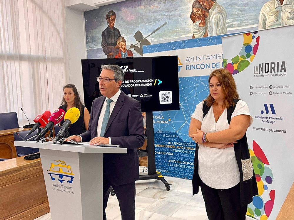 La Diputación acerca el campus de programación 42 Málaga a la Axarquía con una parada informativa en Rincón de la Victoria