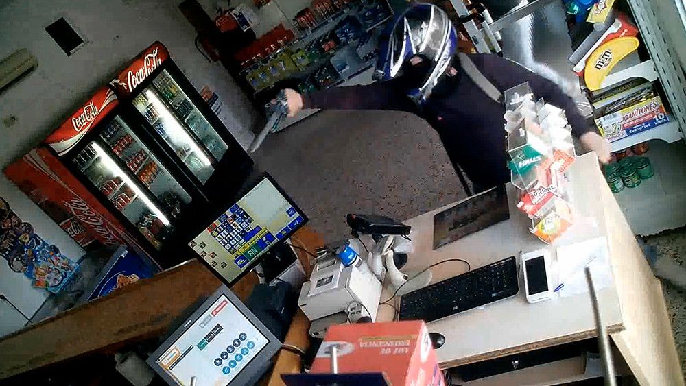 Detenidos dos atracadores de gasolineras que huían en una motocicleta de cross por rutas y senderos