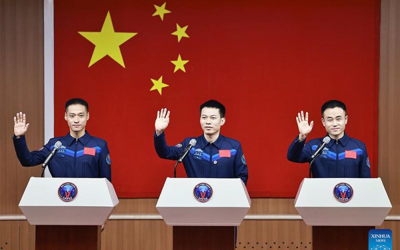 China lanzará mañana una nave espacial tripulada con destino a su estación espacial