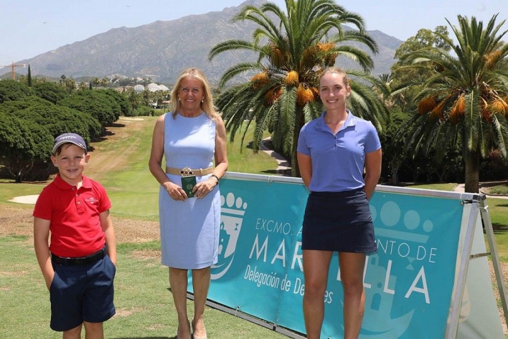 La alcaldesa destaca la iniciativa Pasaporte del Golf’ para atraer a aficionados a este deporte y dinamizar el sector este verano