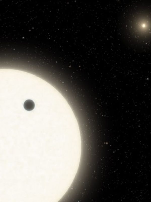 Descubierto un peculiar planeta con tres estrellas