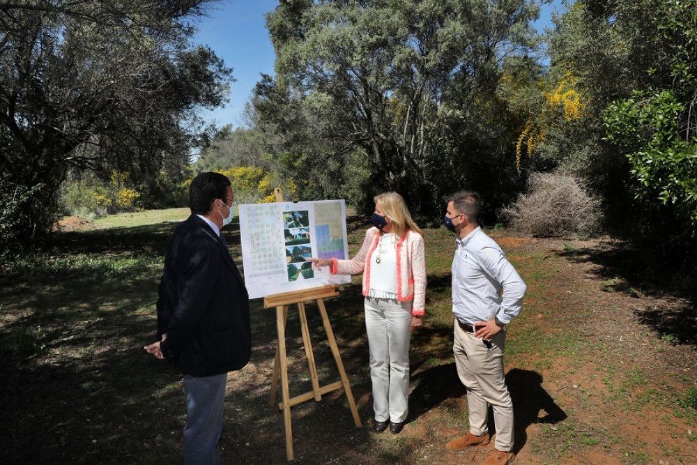 El Ayuntamiento asegura que construirá en Las Chapas un centro de salud en una parcela municipal de 10.000 metros cuadrados en la que también construirá una piscina cubierta
