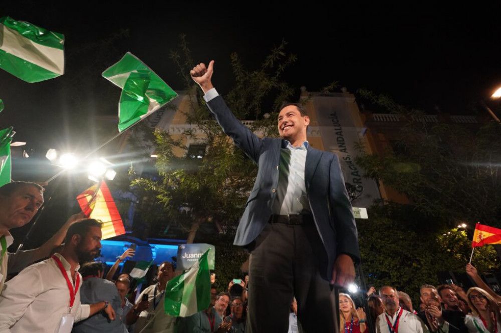 Juan Manuel Moreno da las gracias a los andaluces por esta "victoria histórica" y promete trabajar "con moderación y humildad"