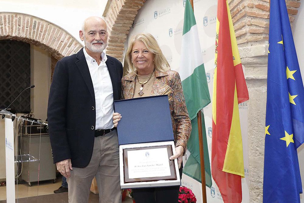 La alcaldesa subraya “el compromiso, esfuerzo y dedicación” de cuarenta empleados municipales en el acto de homenaje por su jubilación