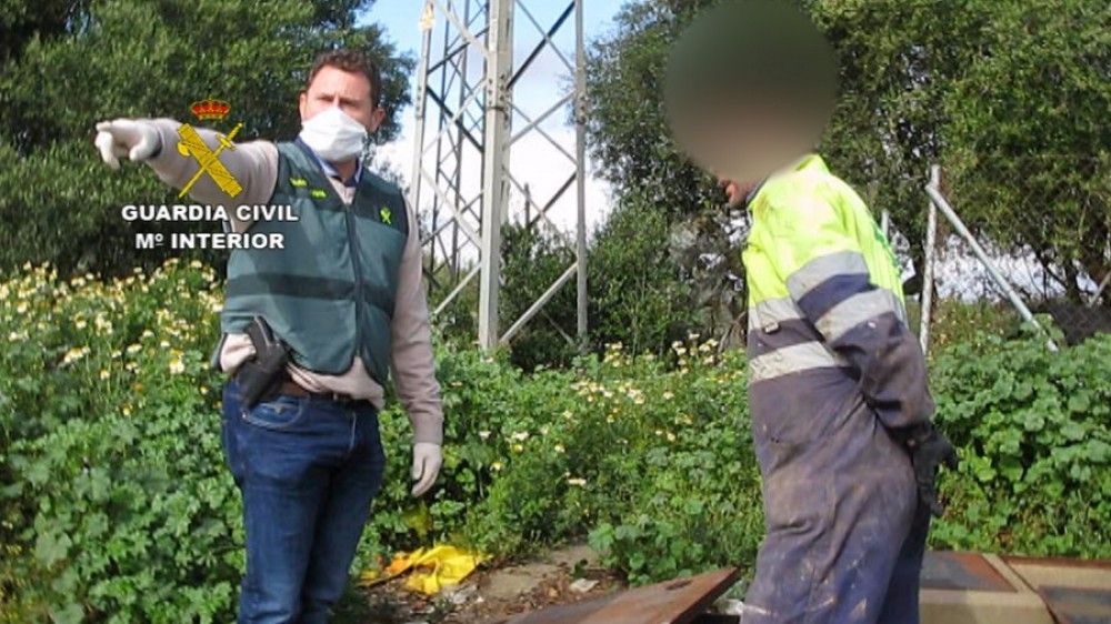 La Guardia Civil sorprende en Sevilla a una empresa vertiendo residuos desde una balsa de aguas contaminadas