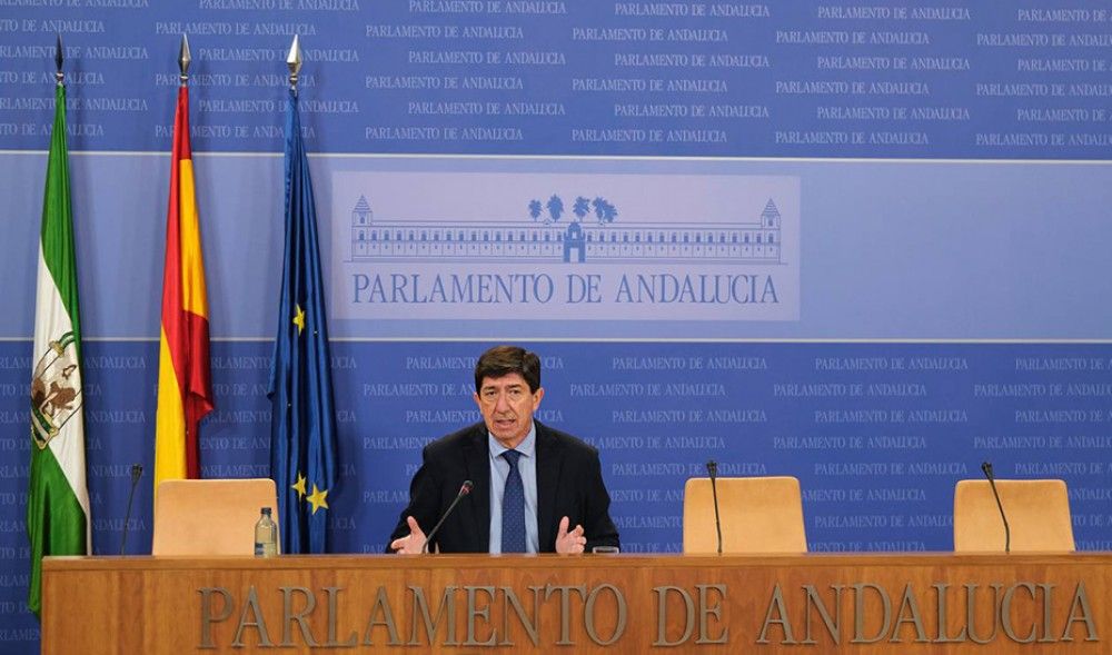 El vicepresidente andaluz pide a los grupos parlamentarios que la proposición de Ley para limitar los mandatos se apruebe por lectura única