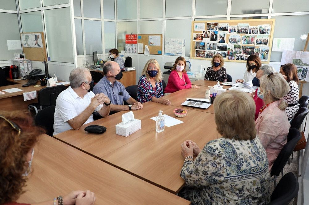 La alcaldesa informa a Cáritas de Divina Pastora sobre el proyecto de construcción de la primera residencia pública de mayores de Marbella