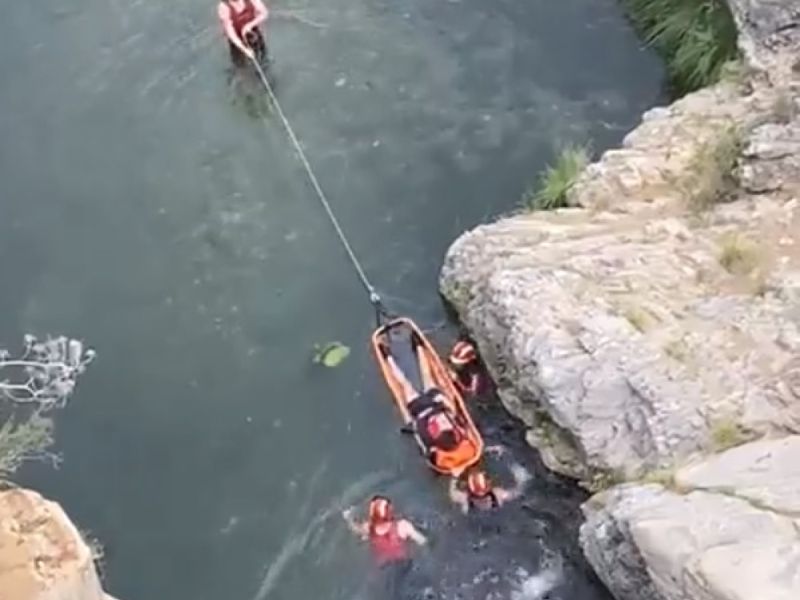 Los Bomberos de Marbella rescatan a un joven herido en el barranco de Las Angosturas tras sufrir una caída de varios metros