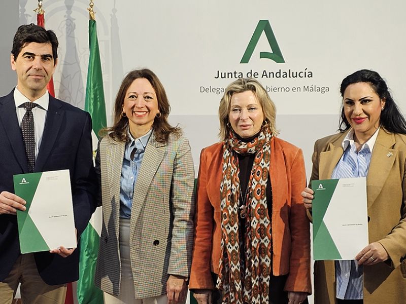La delegada del Gobierno andaluz en Málaga, Patricia Navarro (2i), ha subrayado hoy el esfuerzo inversor y tramitador de la Consejería de Empleo, Empresa y Trabajo Autónomo. / Del. Gob. Málaga