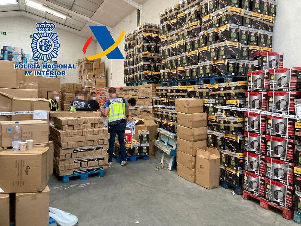 Detenido un individuo que ganó más de 335.500 euros en dos años comercializando productos falsos y no autorizados para su venta