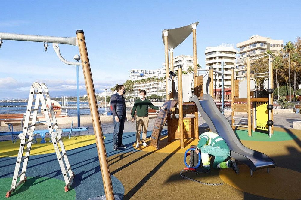 El Ayuntamiento remodela el área de juegos infantiles de las terrazas del Puerto Deportivo, dotándolo de mayor seguridad e incrementando su diversidad de usos
