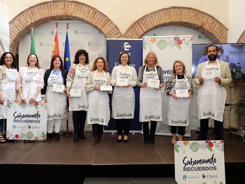 La alcaldesa destaca “la labor esencial y necesaria” que presta el servicio de ayuda a domicilio a través de Clece en la presentación de un recetario elaborado por una treintena de usuarios