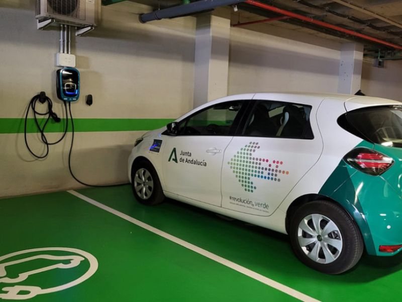 El BOJA publica un aumento de 32 millones en las ayudas para puntos de recarga de vehículos eléctricos