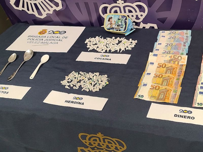 La Policía Nacional erradica en Vélez-Málaga un punto de venta de drogas en una tienda de comestibles y golosinas