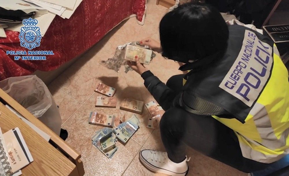 La Policía Nacional detiene en Madrid a un individuo que estafó más de 300.000 euros a varios clientes del banco en el que trabajaba