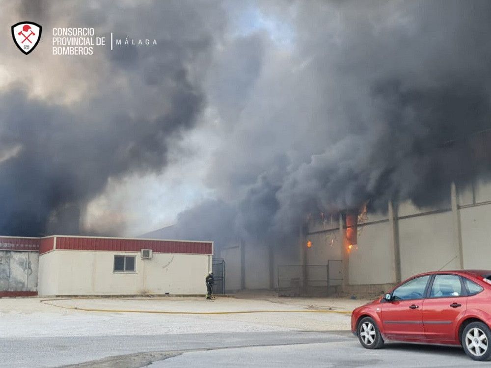 Bomberos del CPB trabajan en la extinción de un incendio en tres naves industriales de Humilladero
