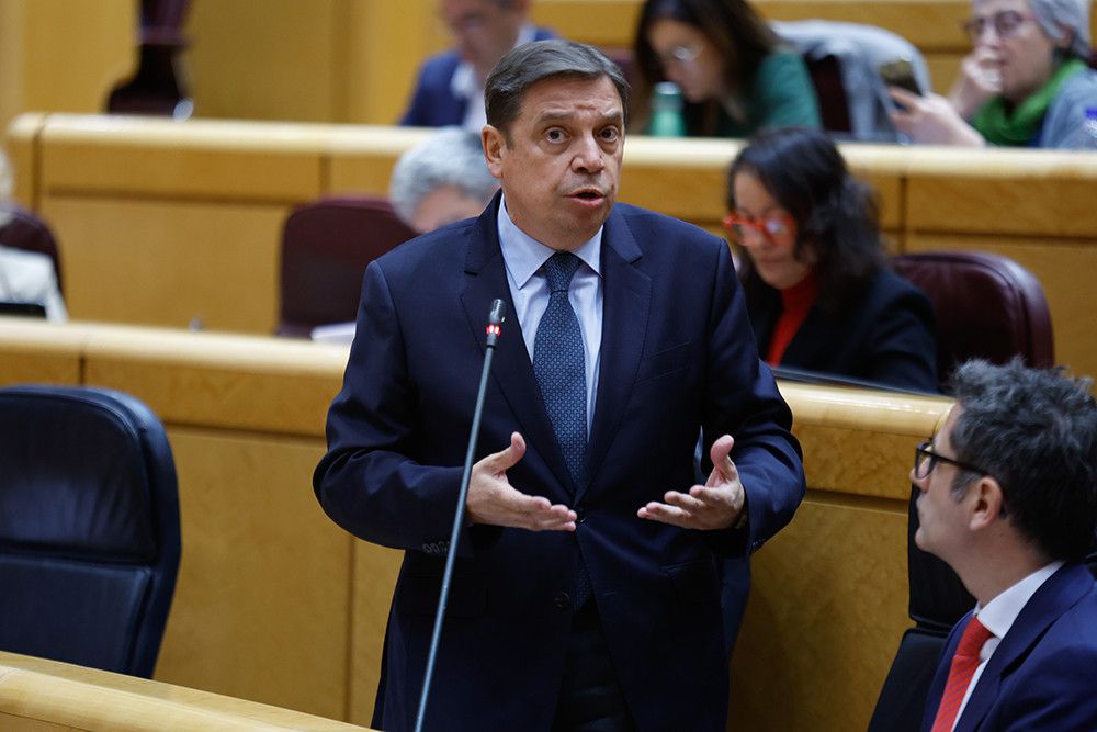 El ministro Planas asegura que defenderá en Bruselas los intereses de la flota pesquera de arrastre