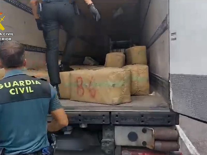 Incautadas casi 2 toneladas de hachís en el interior de un camión en Girona