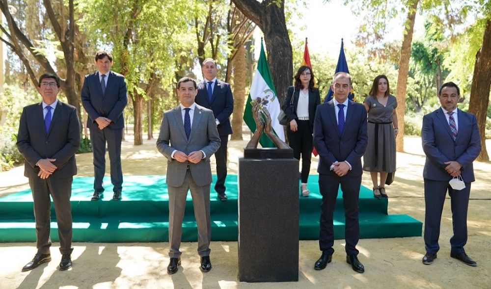 Presentada la escultura en homenaje a los profesionales que han luchado contra la pandemia